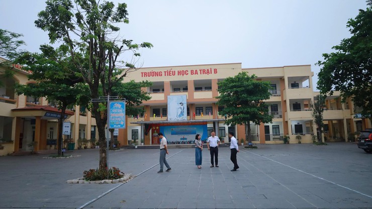 Suối Hai kiểm tra đột xuất công tác cung cấp thực phẩm tại hai trường học- Ảnh 1.