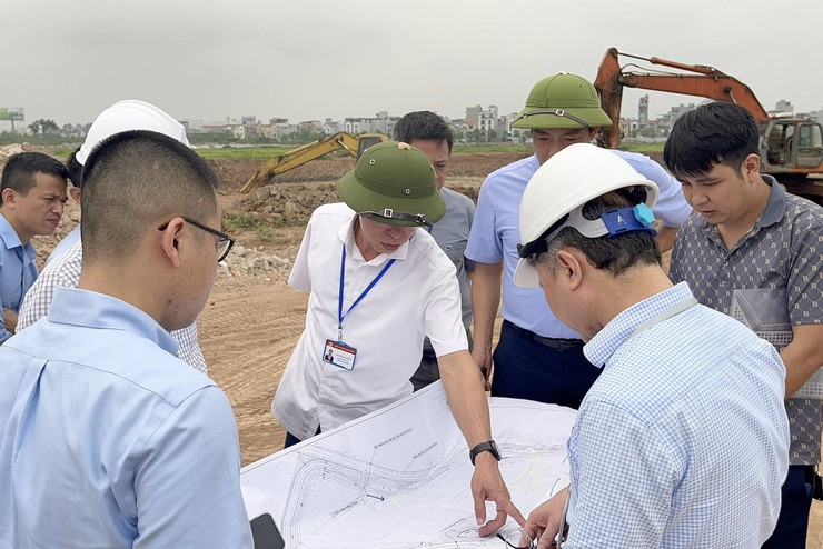 Bám sát hiện trường, đốc thúc tiến độ thi công tại các công trình trọng điểm- Ảnh 3.