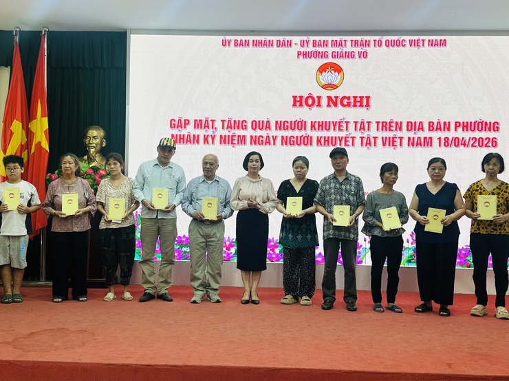Phường Giảng Võ trao quà cho người khuyết tật có hoàn cảnh khó khăn trên địa bàn- Ảnh 1.