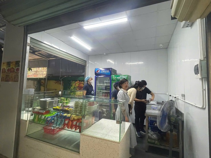 Tăng cường kiểm soát an toàn thực phẩm trong và xung quanh cổng trường học trên địa bàn phường Đống Đa- Ảnh 2.