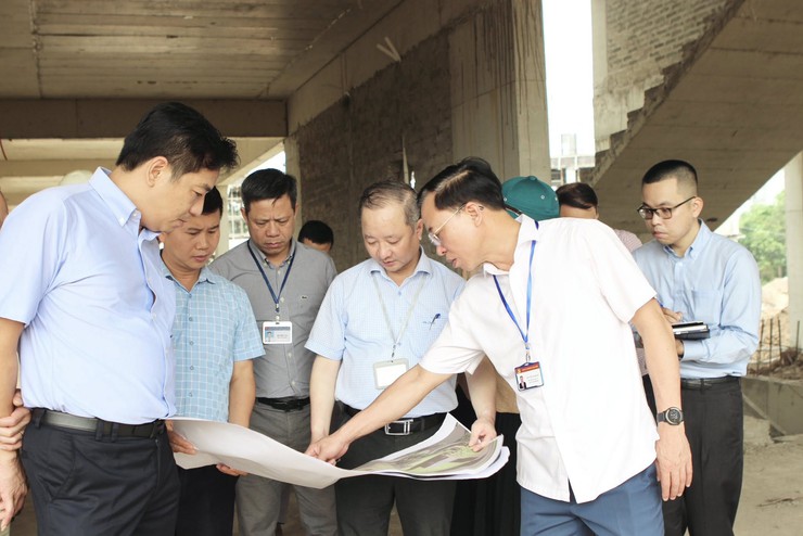 Bám sát hiện trường, đốc thúc tiến độ thi công tại các công trình trọng điểm- Ảnh 2.