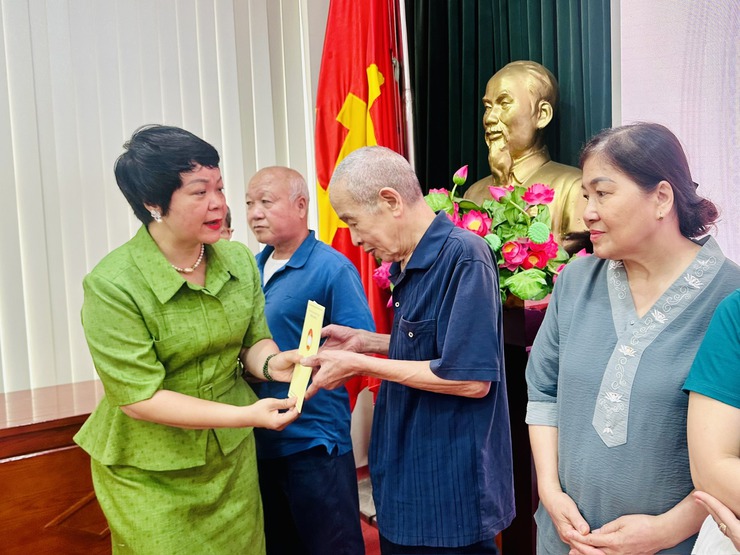 Phường Giảng Võ trao quà cho người khuyết tật có hoàn cảnh khó khăn trên địa bàn- Ảnh 3.