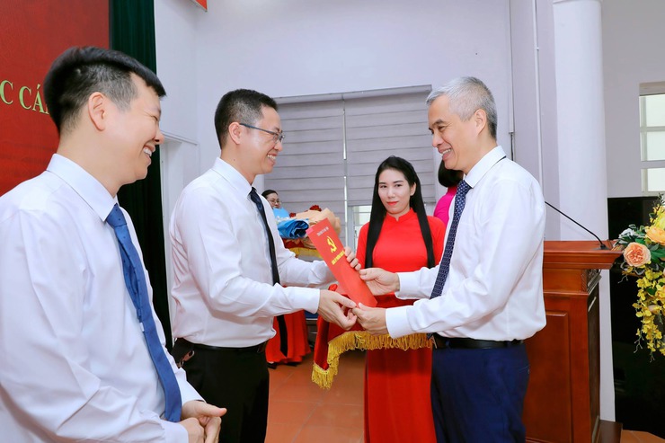 Phường Nghĩa Đô trao quyết định bổ nhiệm cán bộ lãnh đạo- Ảnh 4.