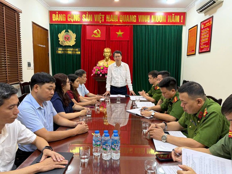 BÍ THƯ ĐẢNG ỦY PHƯỜNG CỬA NAM LÀM VIỆC VỚI BAN CHỈ ĐẠO GIẢI QUYẾT 05 ĐIỂM NGHẼN VÀ CÔNG AN PHƯỜNG: TẬP TRUNG CHẤN CHỈNH TRẬT TỰ ĐÔ THỊ TRÊN ĐỊA BÀN- Ảnh 2.