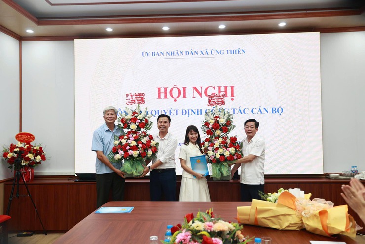 UBND xã Ứng Thiên công bố quyết định bổ nhiệm cán bộ lãnh đạo, quản lý- Ảnh 2.