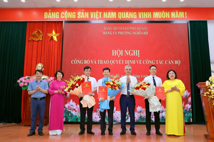 Phường Nghĩa Đô trao quyết định bổ nhiệm cán bộ lãnh đạo- Ảnh 5.