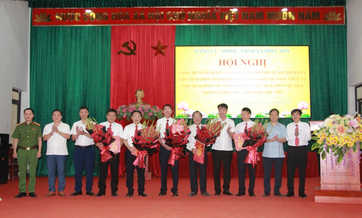 Hội nghị công bố các Nghị quyết của HĐND và UBND Thành phố về việc phê chuẩn kết quả bầu các chức danh lãnh đạo chủ chốt của HĐND và UBND xã nhiệm kỳ 2026-2031.- Ảnh 1.