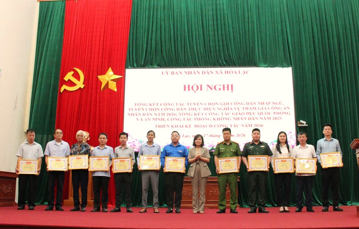 Hòa Lạc - Khen thưởng 12 tập thể và 10 cá nhân có thành tích xuất sắc trong công tác tuyển chọn, gọi công dân nhập ngũ năm 2026./.- Ảnh 6.