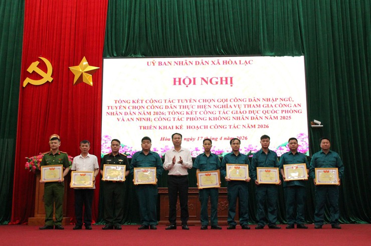 Hòa Lạc - Khen thưởng 12 tập thể và 10 cá nhân có thành tích xuất sắc trong công tác tuyển chọn, gọi công dân nhập ngũ năm 2026./.- Ảnh 7.