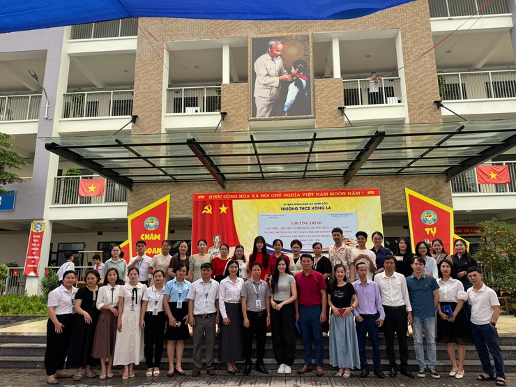 Chương trình giới thiệu - biểu diễn vở diễn được chuyển thể từ các tác phẩm văn học nổi tiếng của Việt Nam và thế giới có trong chương trình giáo dục phổ thông của thành phố Hà Nội tại trường THCS Võng La- Ảnh 1.