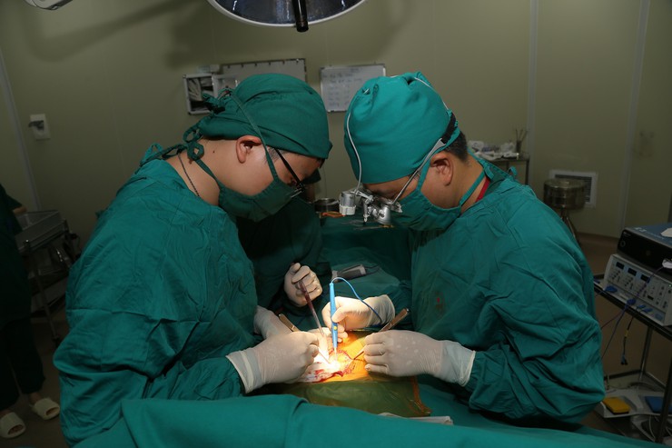 Bệnh viện đa khoa Đức Giang: Thay động mạch chủ bụng nhân tạo thành công cho người bệnh cao tuổi- Ảnh 1.