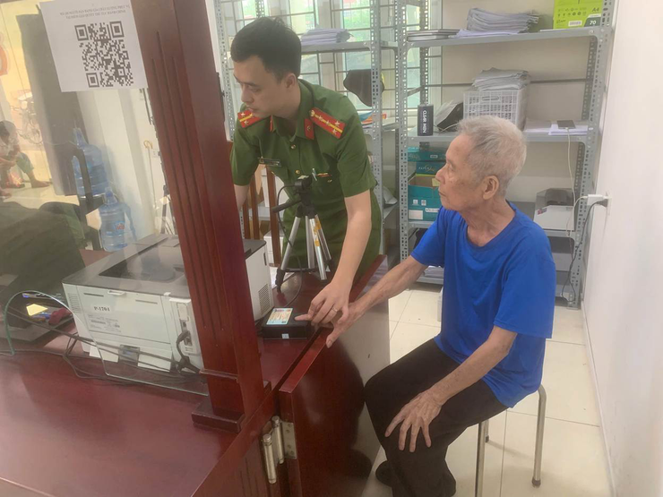 Xã Đại Xuyên tăng cường cấp căn cước, hướng dẫn người dân sử dụng VneID- Ảnh 2.