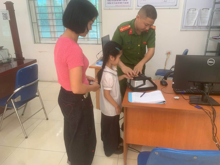 Xã Đại Xuyên tăng cường cấp căn cước, hướng dẫn người dân sử dụng VneID- Ảnh 1.