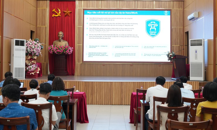 Bát Tràng tập huấn sử dụng không gian làm việc số HanoiWork, thúc đẩy chuyển đổi số tại cơ sở- Ảnh 1.