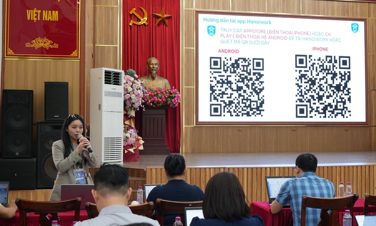 Bát Tràng tập huấn sử dụng không gian làm việc số HanoiWork, thúc đẩy chuyển đổi số tại cơ sở- Ảnh 2.