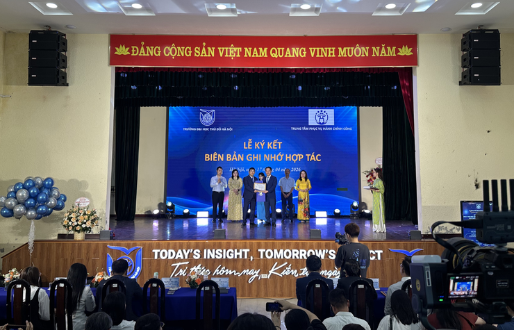 Trung tâm Phục vụ hành chính công thành phố Hà Nội tham dự, chúc mừng và ký kết hợp tác tại Ngày hội việc làm Trường Đại học Thủ đô Hà Nội năm 2026- Ảnh 1.