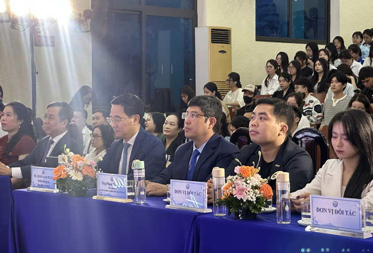 Trung tâm Phục vụ hành chính công thành phố Hà Nội tham dự, chúc mừng và ký kết hợp tác tại Ngày hội việc làm Trường Đại học Thủ đô Hà Nội năm 2026- Ảnh 2.