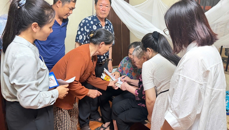 Thực hiện thủ tục hành chính tại nơi cư trú: Tận tâm trong từng nghĩa cử- Ảnh 1.