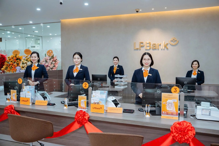 LÃNH ĐẠO PHƯỜNG SƠN TÂY DỰ LỄ KHAI TRƯƠNG TRỤ SỞ MỚI LPBANK SƠN TÂY – KHẲNG ĐỊNH VAI TRÒ ĐỒNG HÀNH CÙNG DOANH NGHIỆP- Ảnh 3.