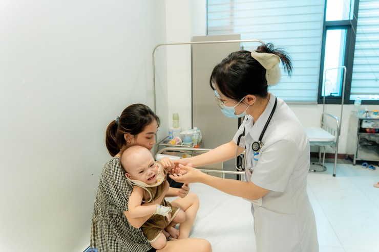 Bác sĩ cảnh báo những biến chứng nguy hiểm của bệnh tay chân miệng ở trẻ- Ảnh 1.