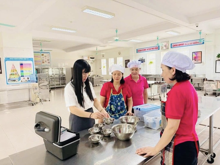 TRẠM Y TẾ PHƯỜNG KIM LIÊN TĂNG CƯỜNG KIỂM TRA, NÂNG CAO CHẤT LƯỢNG Y TẾ TRƯỜNG HỌC, ĐẢM BẢO AN TOÀN THỰC PHẨM- Ảnh 3.