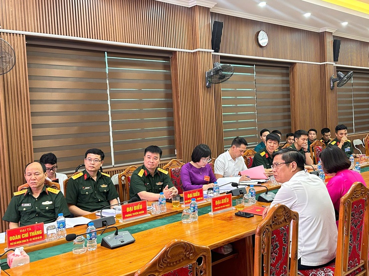 Thí sinh Hoàng Minh Hằng, đại diện BCHQS xã Thanh Trì đạt giải Nhì Hội thi Báo cáo viên giỏi năm 2026 – Khối thi đua số 18- Ảnh 1.