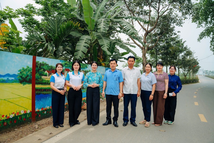 Đoàn công tác số 1 Hội LHPN thành phố Hà Nội kiểm tra, chấm điểm mô hình "Tuyến đường bích họa – nở hoa" tại thôn Yên Thịnh, xã Bất Bạt- Ảnh 1.
