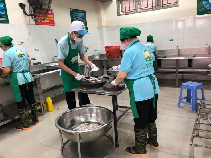 Phường Ngọc Hà tiếp tục đẩy mạnh kiểm tra đột xuất công tác ATTP tại các cơ sở giáo dục- Ảnh 2.