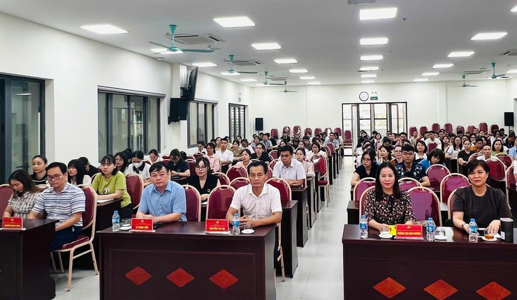 Khai mạc lớp bồi dưỡng lý luận chính trị cho Đảng viên mới khóa I năm 2026 tại xã Gia Lâm- Ảnh 1.