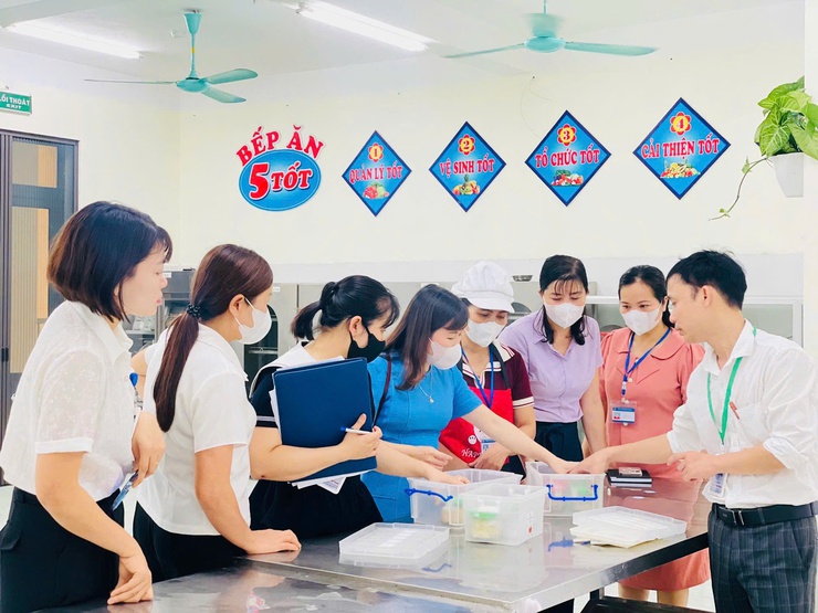 UBND xã Bất Bạt tăng cường kiểm tra công tác y tế trường học và an toàn thực phẩm tại các bếp ăn bán trú- Ảnh 1.