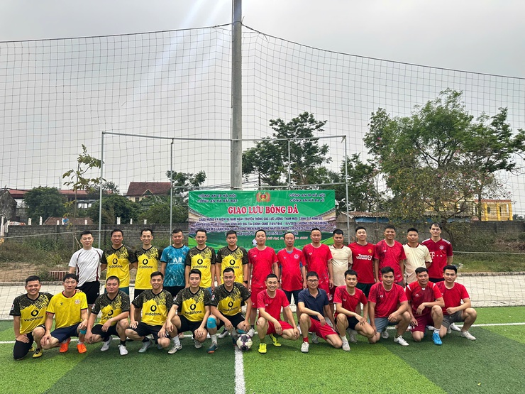 Sôi nổi trận giao lưu bóng đá chào mừng kỷ niệm 80 năm ngày truyền thống các lực lượng Công an nhân dân- Ảnh 1.