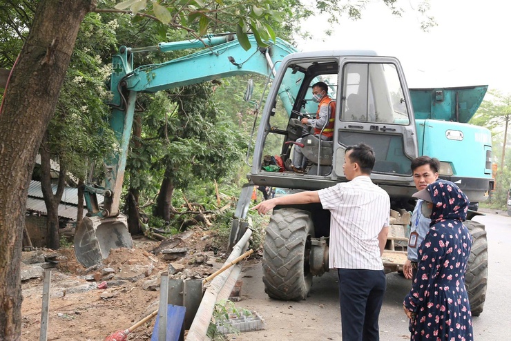XÃ SÓC SƠN RA QUÂN GIẢI TỎA VI PHẠM HÀNH LANG AN TOÀN GIAO THÔNG DỌC QUỐC LỘ 18- Ảnh 1.