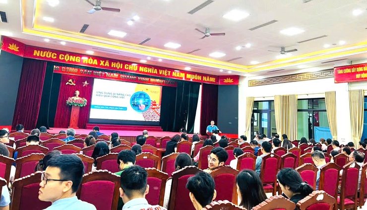 XÃ VĨNH THANH TỔ CHỨC HỘI NGHỊ TẬP HUẤN ỨNG DỤNG AI, NỀN TẢNG SỐ CHO CÁN BỘ VÀ TỔ CHUYỂN ĐỔI SỐ CỘNG ĐỒNG- Ảnh 6.