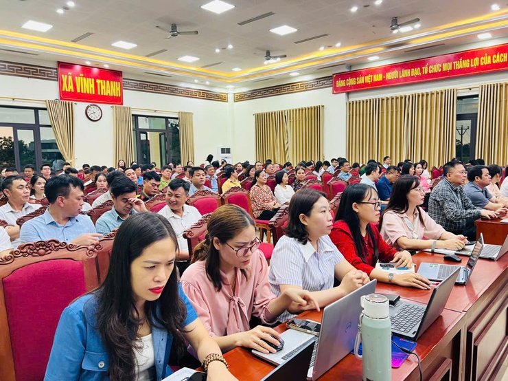 XÃ VĨNH THANH TỔ CHỨC HỘI NGHỊ TẬP HUẤN ỨNG DỤNG AI, NỀN TẢNG SỐ CHO CÁN BỘ VÀ TỔ CHUYỂN ĐỔI SỐ CỘNG ĐỒNG- Ảnh 9.