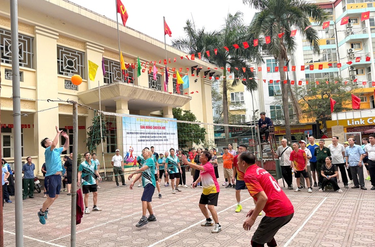 Giải bóng chuyền hơi phường Từ Liêm năm 2026 diễn ra sôi nổi, lan tỏa tinh thần đoàn kết- Ảnh 1.