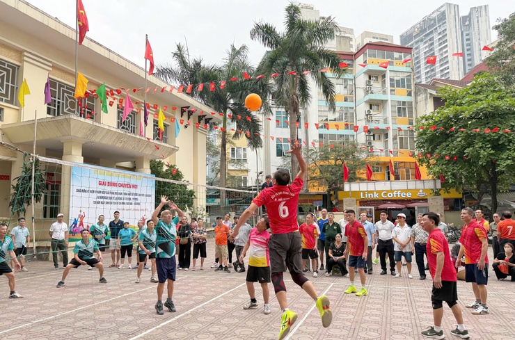 Giải bóng chuyền hơi phường Từ Liêm năm 2026 diễn ra sôi nổi, lan tỏa tinh thần đoàn kết- Ảnh 2.