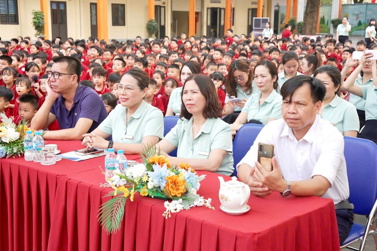 Chương trình giới thiệu - biểu diễn vở diễn được chuyển thể từ các tác phẩm văn học nổi tiếng của Việt Nam và thế giới có trong chương trình giáo dục phổ thông của thành phố Hà Nội tại trường Tiểu học Đại Mạch. Tác phẩm "Lời Bà kể"- Ảnh 2.