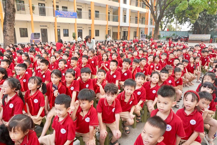 Chương trình giới thiệu - biểu diễn vở diễn được chuyển thể từ các tác phẩm văn học nổi tiếng của Việt Nam và thế giới có trong chương trình giáo dục phổ thông của thành phố Hà Nội tại trường Tiểu học Đại Mạch. Tác phẩm "Lời Bà kể"- Ảnh 6.