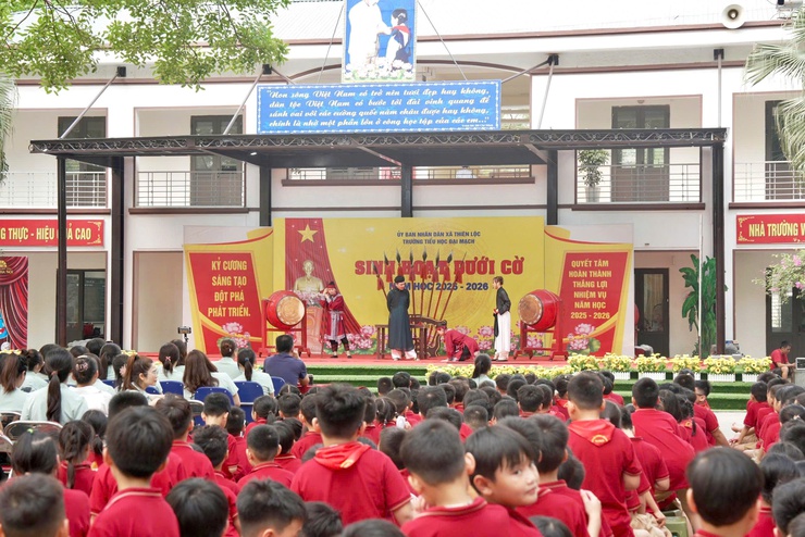 Chương trình giới thiệu - biểu diễn vở diễn được chuyển thể từ các tác phẩm văn học nổi tiếng của Việt Nam và thế giới có trong chương trình giáo dục phổ thông của thành phố Hà Nội tại trường Tiểu học Đại Mạch. Tác phẩm "Lời Bà kể"- Ảnh 1.