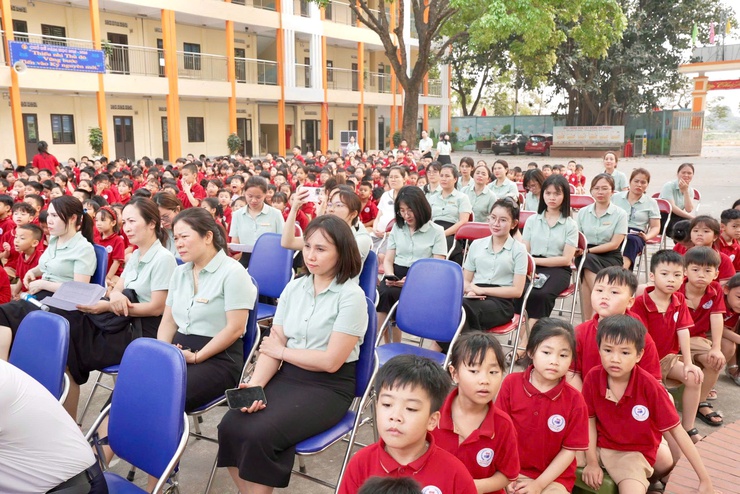 Chương trình giới thiệu - biểu diễn vở diễn được chuyển thể từ các tác phẩm văn học nổi tiếng của Việt Nam và thế giới có trong chương trình giáo dục phổ thông của thành phố Hà Nội tại trường Tiểu học Đại Mạch. Tác phẩm "Lời Bà kể"- Ảnh 7.