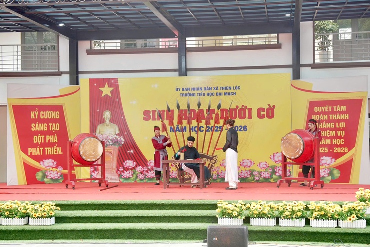 Chương trình giới thiệu - biểu diễn vở diễn được chuyển thể từ các tác phẩm văn học nổi tiếng của Việt Nam và thế giới có trong chương trình giáo dục phổ thông của thành phố Hà Nội tại trường Tiểu học Đại Mạch. Tác phẩm "Lời Bà kể"- Ảnh 5.