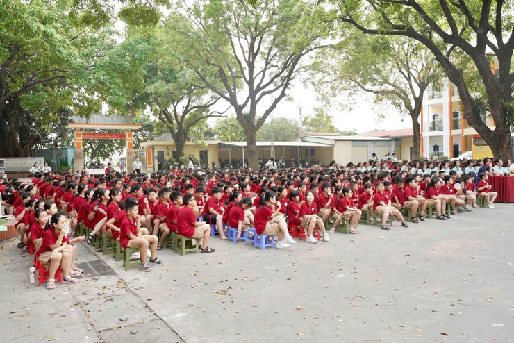 Chương trình giới thiệu - biểu diễn vở diễn được chuyển thể từ các tác phẩm văn học nổi tiếng của Việt Nam và thế giới có trong chương trình giáo dục phổ thông của thành phố Hà Nội tại trường Tiểu học Đại Mạch. Tác phẩm "Lời Bà kể"- Ảnh 9.