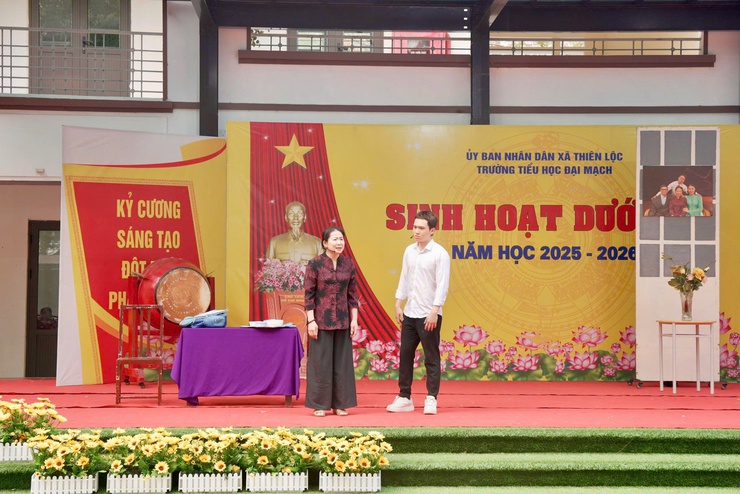 Chương trình giới thiệu - biểu diễn vở diễn được chuyển thể từ các tác phẩm văn học nổi tiếng của Việt Nam và thế giới có trong chương trình giáo dục phổ thông của thành phố Hà Nội tại trường Tiểu học Đại Mạch. Tác phẩm "Lời Bà kể"- Ảnh 3.