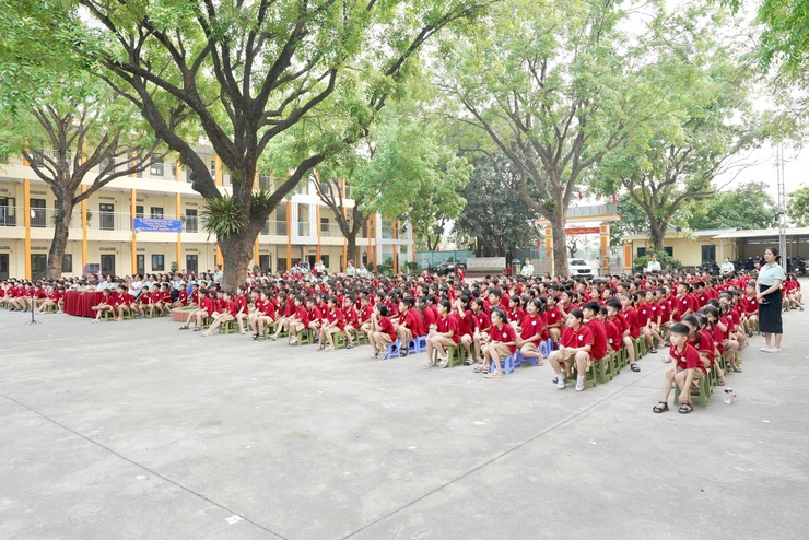 Chương trình giới thiệu - biểu diễn vở diễn được chuyển thể từ các tác phẩm văn học nổi tiếng của Việt Nam và thế giới có trong chương trình giáo dục phổ thông của thành phố Hà Nội tại trường Tiểu học Đại Mạch. Tác phẩm "Lời Bà kể"- Ảnh 10.