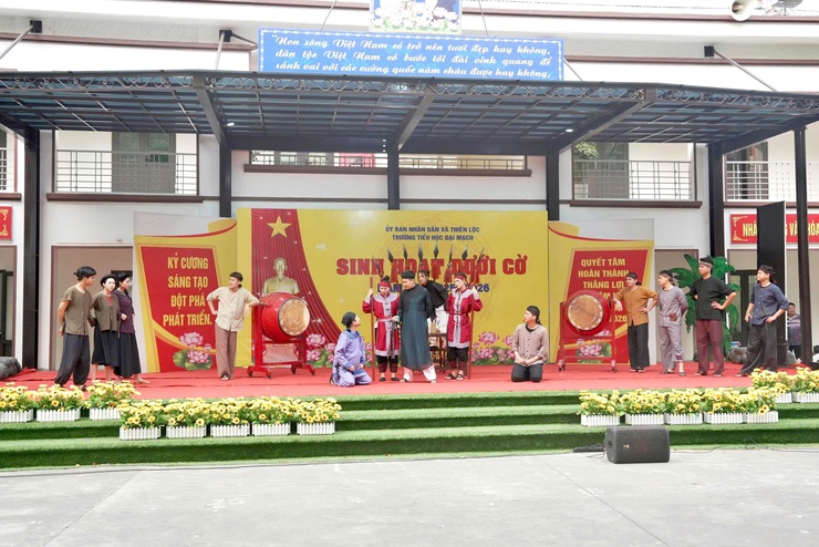 Chương trình giới thiệu - biểu diễn vở diễn được chuyển thể từ các tác phẩm văn học nổi tiếng của Việt Nam và thế giới có trong chương trình giáo dục phổ thông của thành phố Hà Nội tại trường Tiểu học Đại Mạch. Tác phẩm "Lời Bà kể"- Ảnh 4.