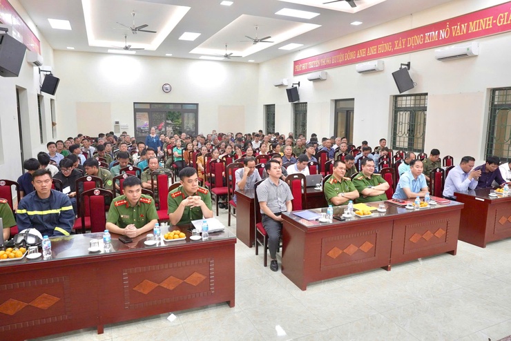 Hội nghị huấn luyện nghiệp vụ PCCC và CNCH cho lực lượng dân phòng PCCC và CNCH, các đồng chí Trưởng thôn, lực lượng ANTT; Đội PCCC và CNCH cơ sở thuộc cơ quan UBND xã Thiên Lộc.- Ảnh 2.