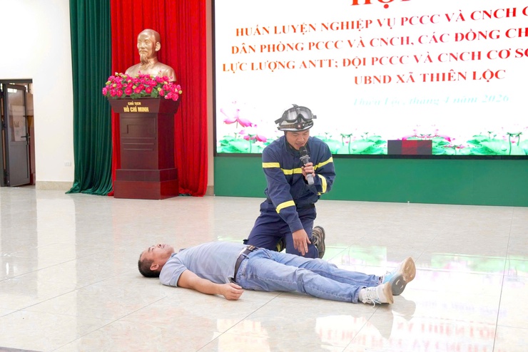 Hội nghị huấn luyện nghiệp vụ PCCC và CNCH cho lực lượng dân phòng PCCC và CNCH, các đồng chí Trưởng thôn, lực lượng ANTT; Đội PCCC và CNCH cơ sở thuộc cơ quan UBND xã Thiên Lộc.- Ảnh 9.