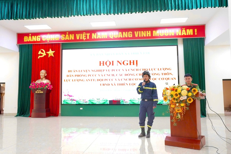 Hội nghị huấn luyện nghiệp vụ PCCC và CNCH cho lực lượng dân phòng PCCC và CNCH, các đồng chí Trưởng thôn, lực lượng ANTT; Đội PCCC và CNCH cơ sở thuộc cơ quan UBND xã Thiên Lộc.- Ảnh 8.