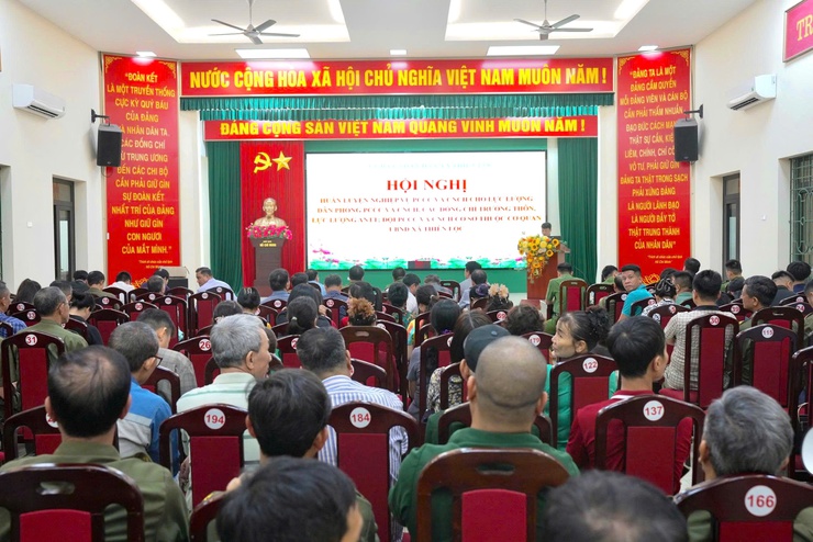 Hội nghị huấn luyện nghiệp vụ PCCC và CNCH cho lực lượng dân phòng PCCC và CNCH, các đồng chí Trưởng thôn, lực lượng ANTT; Đội PCCC và CNCH cơ sở thuộc cơ quan UBND xã Thiên Lộc.- Ảnh 1.