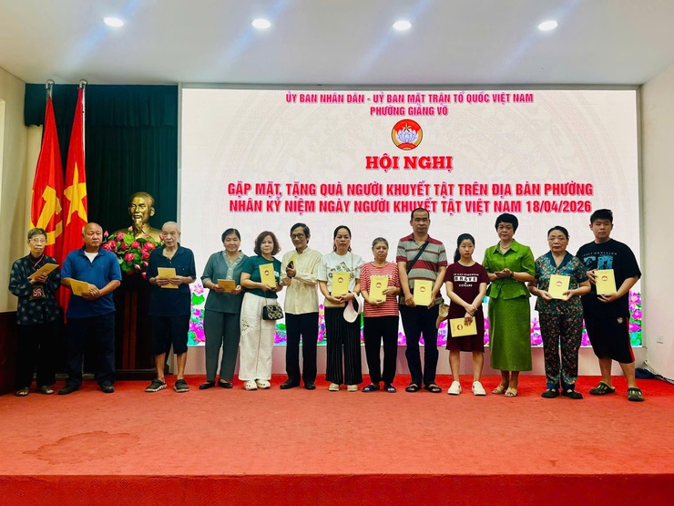 Phường Giảng Võ trao quà cho người khuyết tật có hoàn cảnh khó khăn trên địa bàn- Ảnh 2.